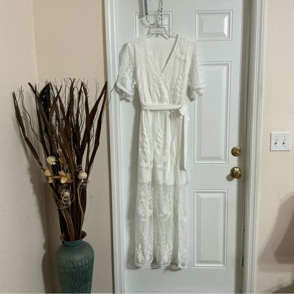 Elegant White Lace Dress - Picture 1 of 11